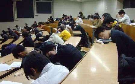 沉睡的大学生.jpg